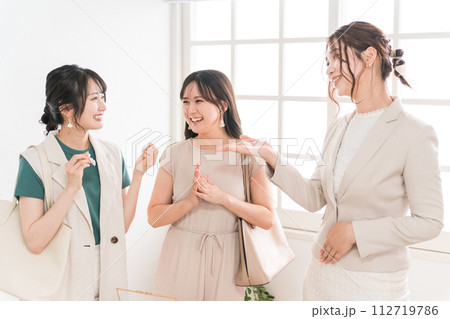 宝石店・ジュエリーショップでピアスを選ぶ女友達・同僚と販売員(デパート・百貨店・ブランド品) 宝石店・ジュエリーショップでピアスを選ぶ女友達・同僚と販売員(デパート・百貨店・ブランド品) 112719786