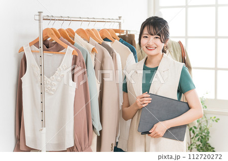 アパレルショップでタブレットを使う女性店員（在庫管理・商品管理） 112720272