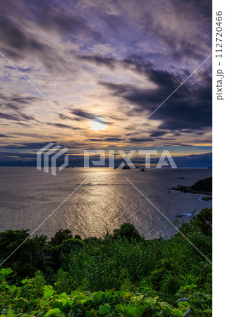 海岸沿いから見る角力灘の夕日 112720466