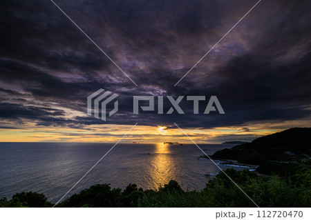 海岸沿いから見る角力灘の夕日 海岸沿いから見る角力灘の夕日 112720470