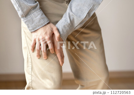 筋肉痛の男性　こむら返り　ボディパーツ 112720563