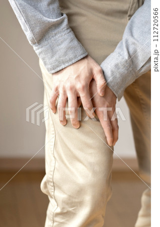 筋肉痛の男性　こむら返り　ボディパーツ 112720566