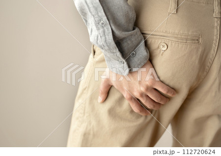 筋肉痛の男性 こむら返り ボディパーツ 筋肉痛の男性 こむら返り ボディパーツ 112720624