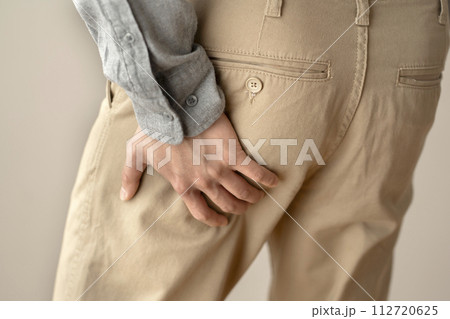 筋肉痛の男性　こむら返り　ボディパーツ 112720625