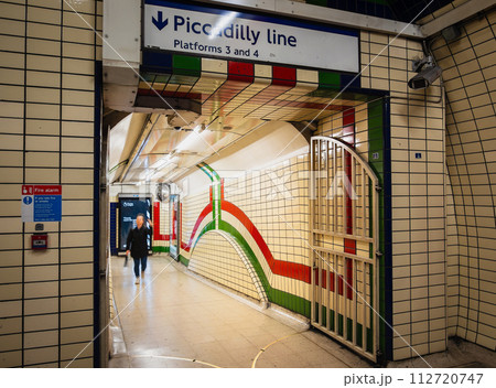 ロンドン地下鉄　ピカデリー・サーカス駅 112720747