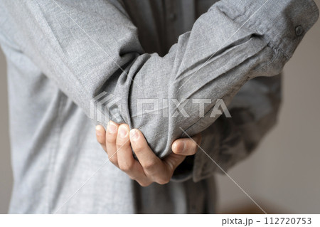 肘が痛い男性　肘痛　ボディパーツ 112720753
