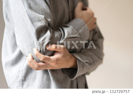 肘が痛い男性 肘痛 ボディパーツ 肘が痛い男性 肘痛 ボディパーツ 112720757