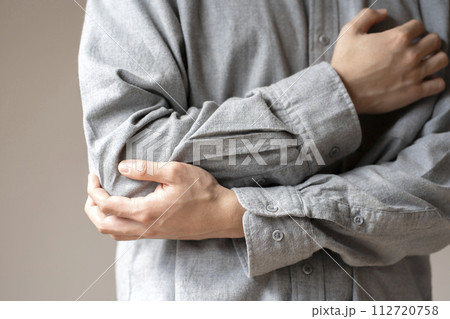 肘が痛い男性　肘痛　ボディパーツ 112720758