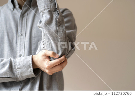 肘が痛い男性　肘痛　ボディパーツ 112720760