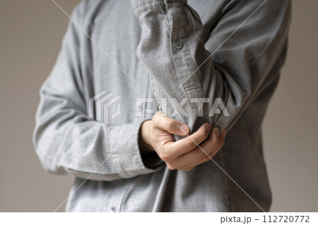 肘が痛い男性　肘痛　ボディパーツ 112720772