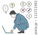 直置きのノートパソコンを使い仕事をしているスーツ姿のSE男性のイラストと7種類のアイコンセット 112721062
