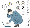 直置きのノートパソコンを前に頭を抱えながら仕事をしているスーツ姿のSE男性のイラストとアイコンセット 112721063