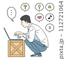 箱の上に置いたノートパソコンに向かい、しゃがみながら仕事をしている男性のイラストと吹き出し7セット 112721064