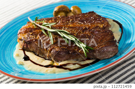 Fried beef loin with mushroom sauce 112721459