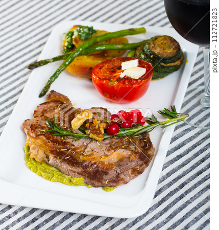 Veal with grilled vegetables 112721823