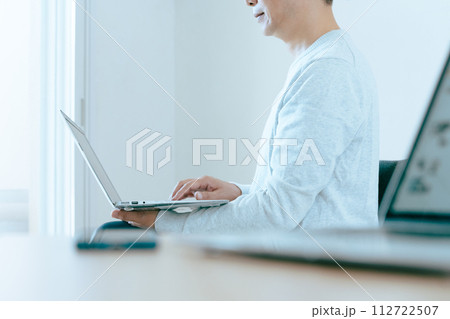 パソコンに向かう男性の手元 112722507