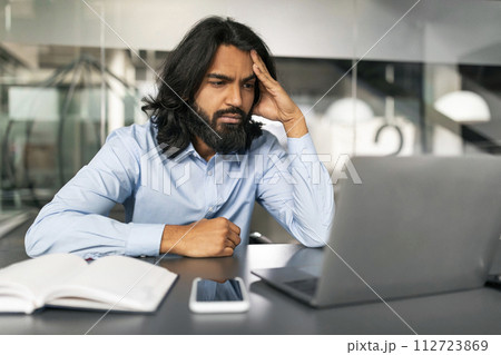 Confused indian guy manager working at office 112723869