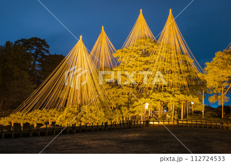 冬の風物詩「雪吊り」が美しくライトアップされた兼六園の夜景|観光イメージ|石川県金沢市 冬の風物詩「雪吊り」が美しくライトアップされた兼六園の夜景|観光イメージ|石川県金沢市 112724533