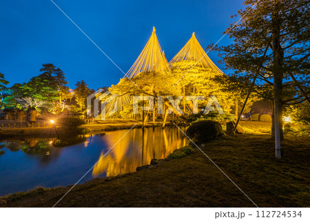 冬の風物詩「雪吊り」が美しくライトアップされた兼六園の夜景|観光イメージ|石川県金沢市 冬の風物詩「雪吊り」が美しくライトアップされた兼六園の夜景|観光イメージ|石川県金沢市 112724534