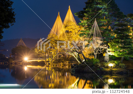 冬の風物詩「雪吊り」が美しくライトアップされた兼六園の夜景|観光イメージ|石川県金沢市 冬の風物詩「雪吊り」が美しくライトアップされた兼六園の夜景|観光イメージ|石川県金沢市 112724548