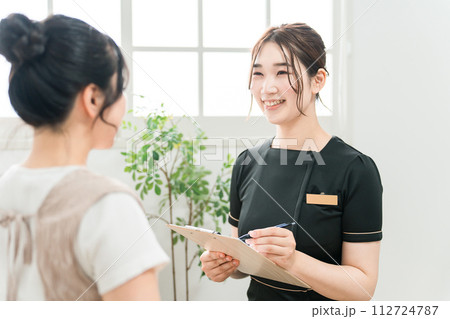 エステサロン・美容外科・クリニックで相談を受けるカウンセラー・アドバイザー・スタッフ・セラピスト エステサロン・美容外科・クリニックで相談を受けるカウンセラー・アドバイザー・スタッフ・セラピスト 112724787