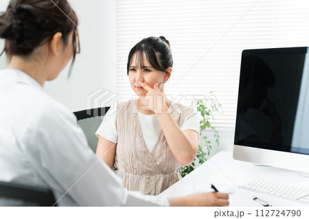 鼻整形の美容外科のカウンセリング・耳鼻科の医師の診察を受ける女性・診療・問診・相談（美容整形） 112724790