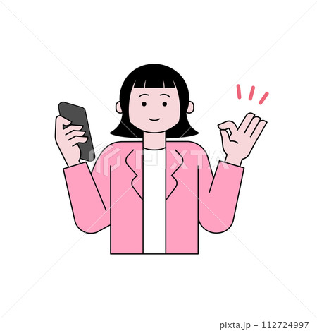スマートフォンを笑顔で操作する女性 112724997