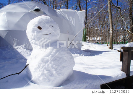 雪だるまと冬のグランピングドーム 112725033