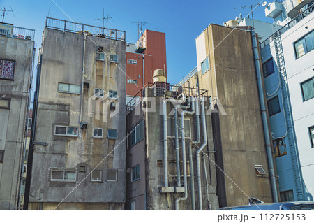 上野 御徒町 古びた雑居ビル群の風景 上野 御徒町 古びた雑居ビル群の風景 112725153