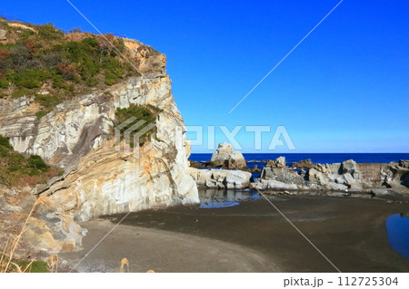 銚子半島の最東端、犬吠埼灯台の下の海岸 112725304