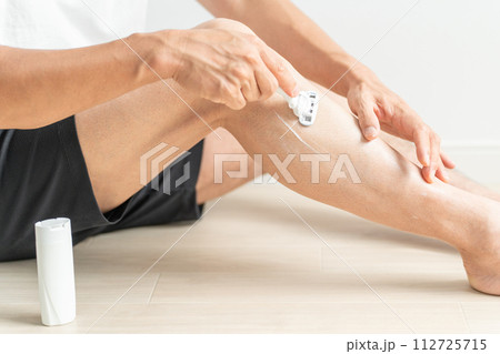 脚のムダ毛処理をする男性・除毛・剃毛・自己処理・ホームケア（シェービングクリーム） 112725715