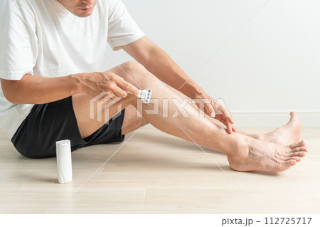 脚のムダ毛処理をする男性・除毛・剃毛・自己処理・ホームケア（シェービングクリーム） 112725717