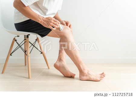 脚のムダ毛処理をする男性・除毛・剃毛・シェービング・自己処理・ホームケア 112725718