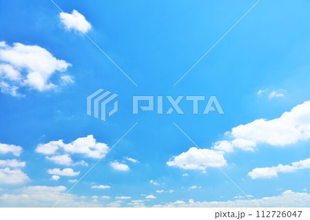 夏の青空と白い雲 112726047