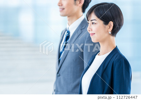 通路に並ぶビジネスパーソン（男女） 112726447