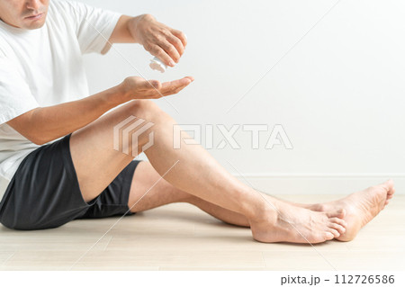 脚のスキンケアをする男性(シェービングクリーム・ムダ毛処理・除毛・剃毛・自己処理) 脚のスキンケアをする男性(シェービングクリーム・ムダ毛処理・除毛・剃毛・自己処理) 112726586
