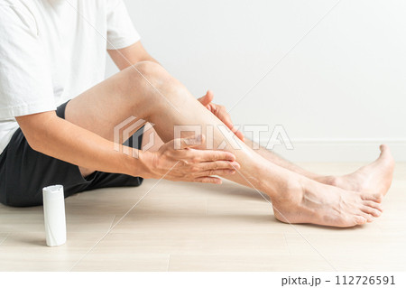 脚のスキンケアをする男性（シェービングクリーム・ムダ毛処理・除毛・剃毛・自己処理） 112726591