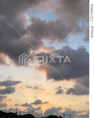 雲の隙間から見える夕焼け空 雲の隙間から見える夕焼け空 112726628