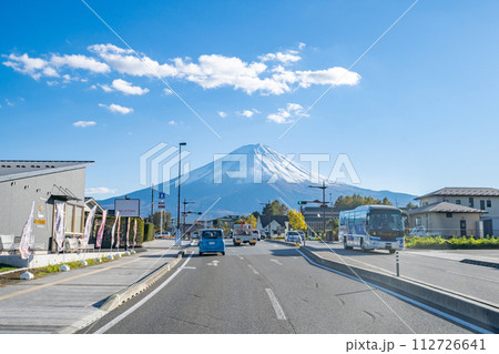 富士河口湖町の街並み　雄大な富士山　絶景と観光の町 112726641