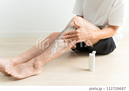 脚のスキンケアをする男性（日焼け止め・保湿・美脚・メンズ美容） 112726687