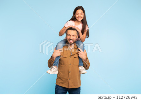 Father Carrying Daughter While She Sits On His Shoulders, Studio Father Carrying Daughter While She Sits On His Shoulders, Studio 112726945