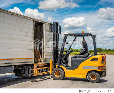 トラック（後ろ,待機,輸送,積荷,リフト） 112727237