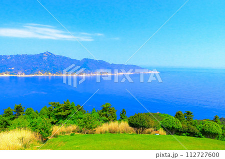牡鹿半島から展望する金華山と大空と太平洋 112727600