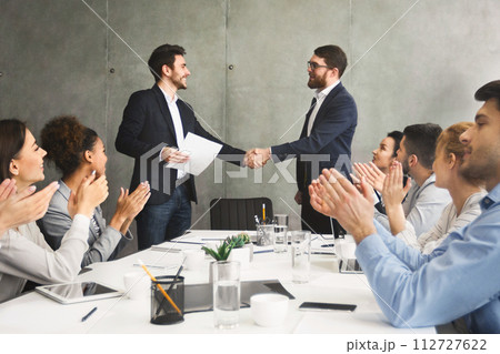 Striking grand deal. Business people congratulating their colleagues 112727622