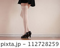 白い長靴下と黒のヒールのきれいな脚 112728259