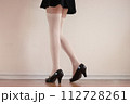 白い長靴下と黒のヒールのきれいな脚 112728261