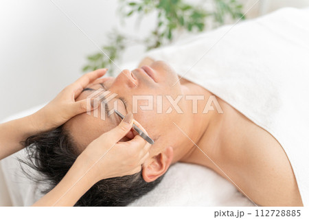 眉サロン・アートメイク・メンズ眉毛サロン・美眉サロンで眉毛を整える男性 112728885