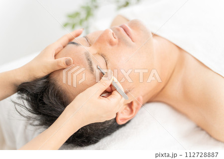 眉サロン・アートメイク・メンズ眉毛サロン・美眉サロンで眉毛を整える男性 112728887