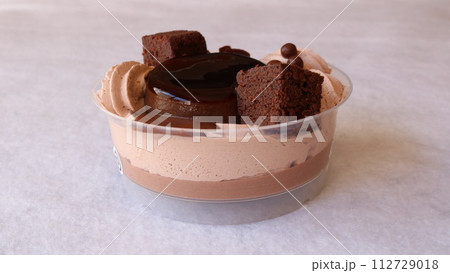 チョコレートをトッピングしたチョコプリン 112729018