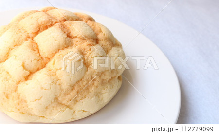 白い皿にのせられた高級ベーカリー焼き立てメロンパン 112729099